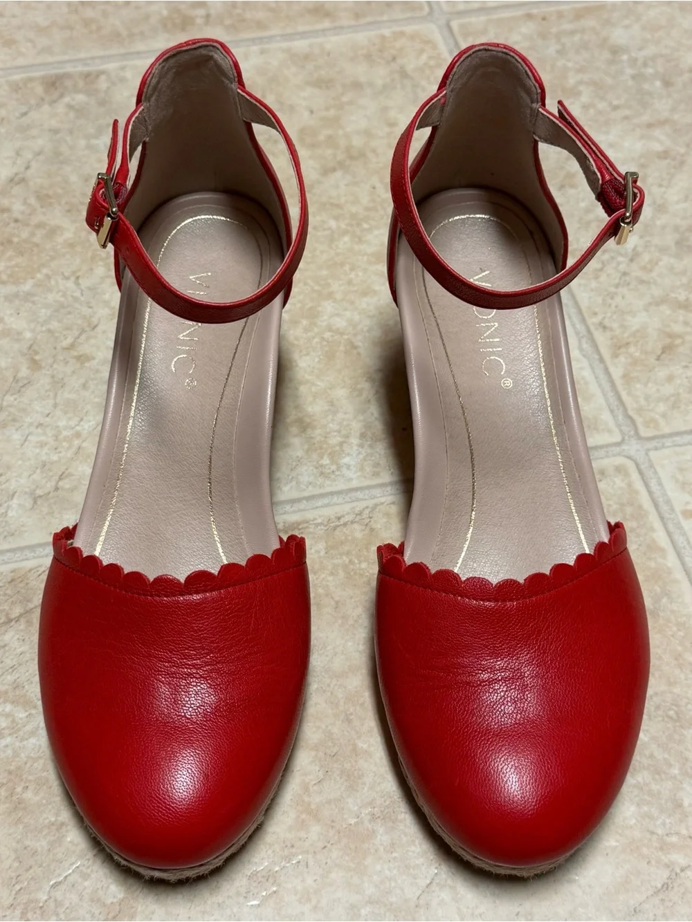 Vionic Anna Cherry Red Scalloped Closed Toe Wedge Sandals Size 9